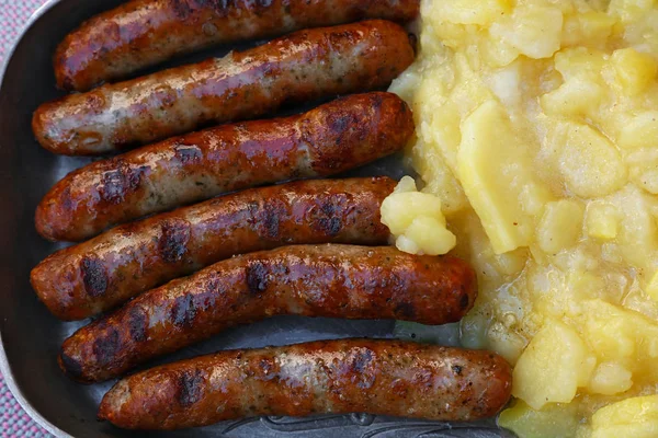 Stäng grillad Nürnberg korv med potatis — Stockfoto