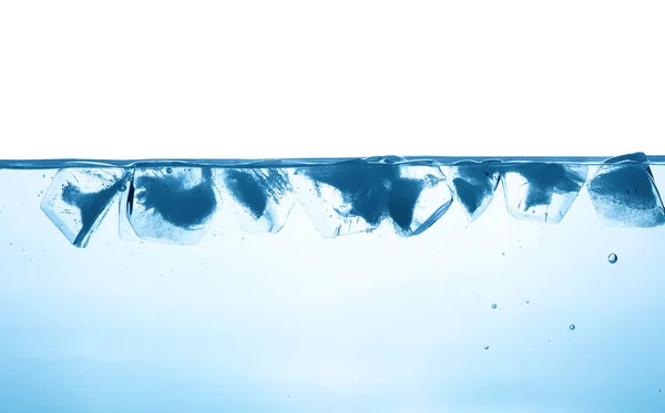 Zblízka stříkající vodě nad bílá — Stock fotografie
