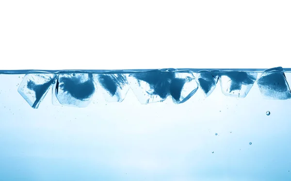 Fermer éclaboussure d'eau sur blanc — Photo