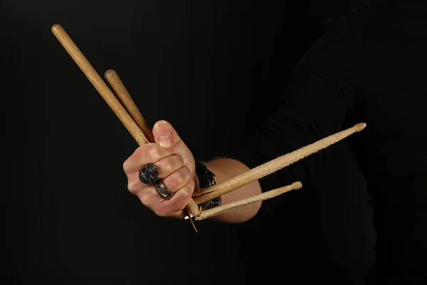 Adam el drumsticks ile yukarı siyah kapatın — Stok fotoğraf