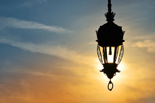 Linterna antigua lámpara de calle sobre el cielo puesta del sol —  Fotos de Stock