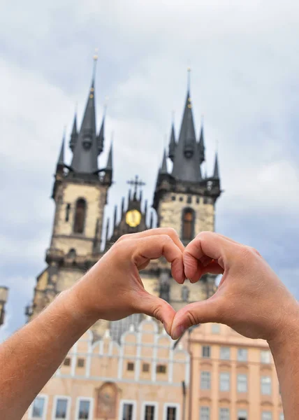 Mãos de homem mostram coração sobre a paisagem urbana de Praga — Fotografia de Stock