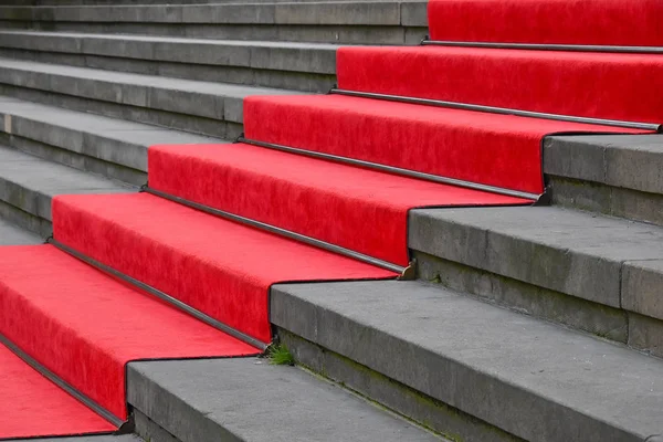 Красная дорожка над бетонной лестницей — стоковое фото
