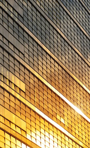 Vidros de construção de negócios modernos ao pôr do sol — Fotografia de Stock