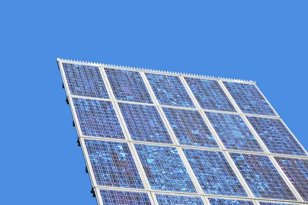Feche o painel solar fotovoltaico sobre o céu azul — Fotografia de Stock