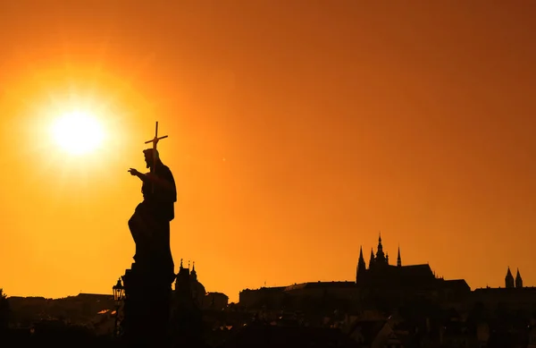 Siluetas al atardecer del Puente de Carlos en Praga —  Fotos de Stock