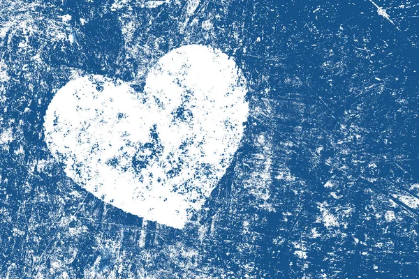 Grunge corazón blanco sobre fondo azul oscuro angustiado — Foto de Stock