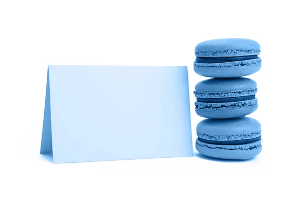 Biscotti di macaron blu con segno isolato su bianco — Foto Stock