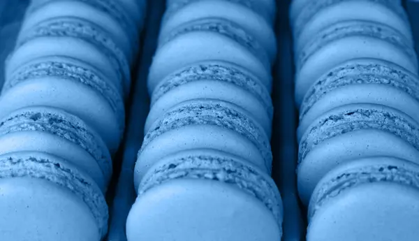 Färsk Ugnsbakad blå macaroon cookies närbild — Stockfoto