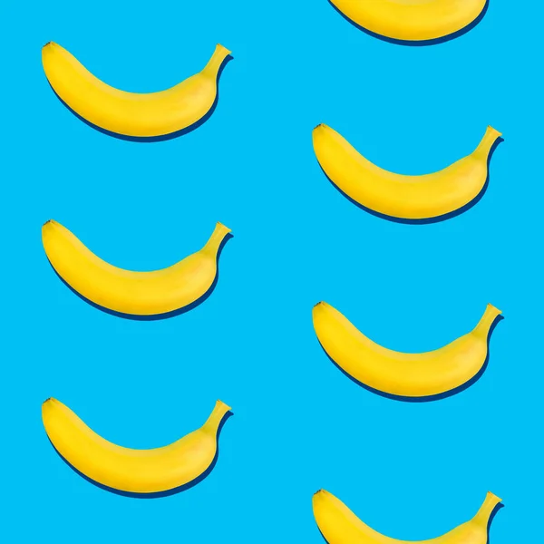 Bezešvé vzor banánů na modrém pozadí — Stock fotografie