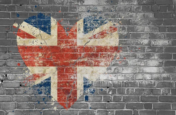 Bandera en forma de corazón de Gran Bretaña pintada en pared de ladrillo —  Fotos de Stock