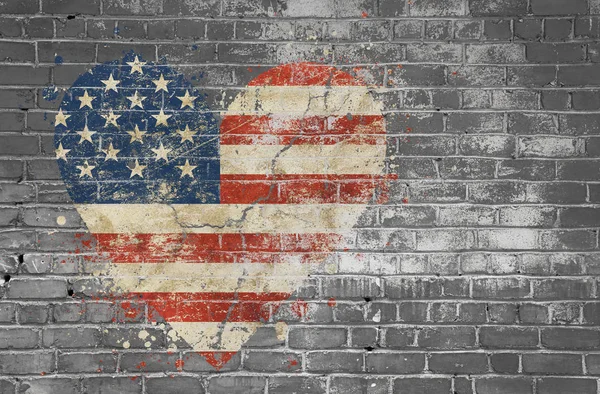 Hartvormige vlag van Usa geschilderd op bakstenen muur — Stockfoto