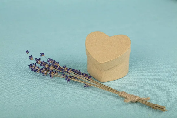 Lavanda e caixa de presente na toalha de mesa azul — Fotografia de Stock