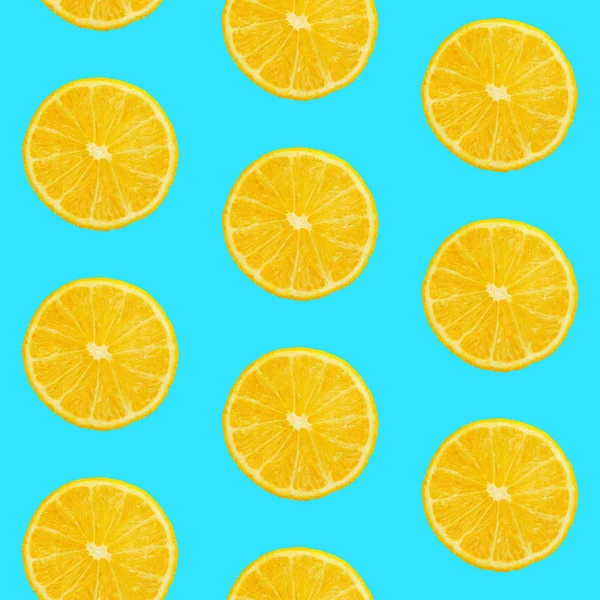Naadloos patroon van sinaasappels op blauwe achtergrond — Stockfoto