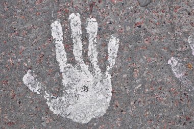 Grunge beton arka planda insan eli ya da avuç içi şeklinde boya izi kapat