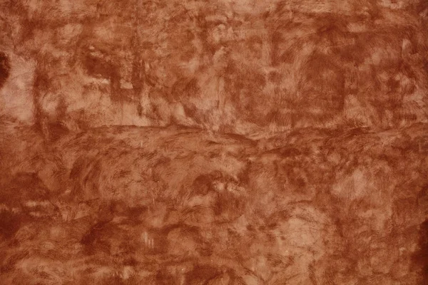 憔悴的棕色 褪了色的不均匀的老旧的涂抹石膏墙纹理背景与污迹和油漆笔迹 — 图库照片