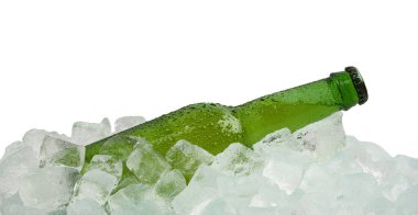 Beyaz arka planda izole edilmiş, düşük açılı, buzlu bira şişesini buz küplerinin üzerine kapatın.