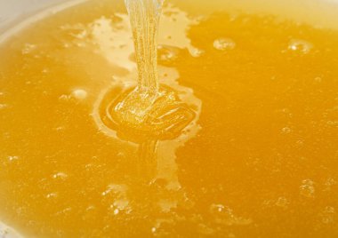 Taze, kalın, akasya balı ve yüksek açılı manzaranın arka planını kapat.