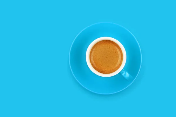 Один Полный Утренний Кофе Эспрессо Маленькой Голубой Чашке Блюдцем Голубом — стоковое фото