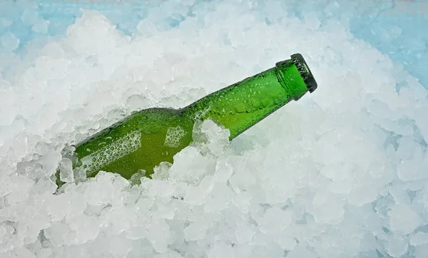 Sluit Een Groene Glazen Fles Koud Pils Bier Gemalen Ijs — Stockfoto