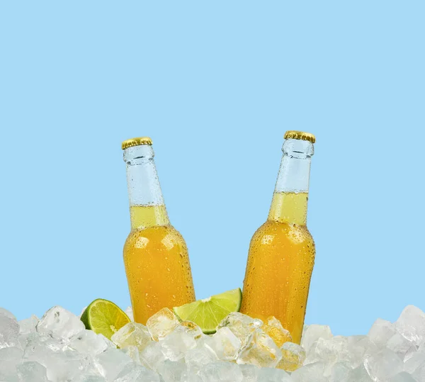 Sluit Twee Heldere Glazen Flessen Koud Pils Bier Ijsblokjes Retail — Stockfoto