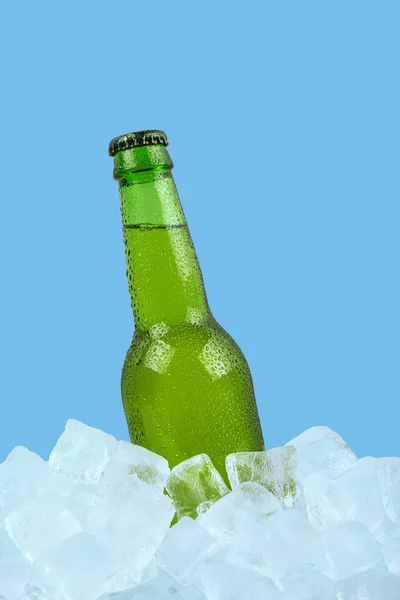 Cierre Una Botella Vidrio Verde Cerveza Cerveza Fría Cubos Hielo — Foto de Stock