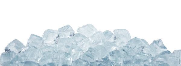 Закрыть прозрачные кубики льда и скалы изолированы на белом фоне, вид сбоку с низким углом
