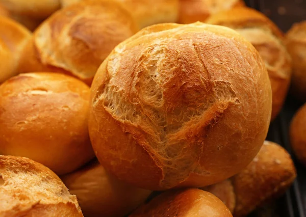 Großaufnahme Mehrerer Frischer Weizenbrötchen Auf Dem Einzelhandelsdisplay Des Bäckereigeschäfts Blickwinkel — Stockfoto