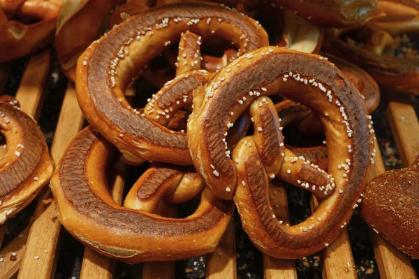 Close Several Fresh Traditional German Pretzel Bread Knots Retail Display — Stock Photo, Image