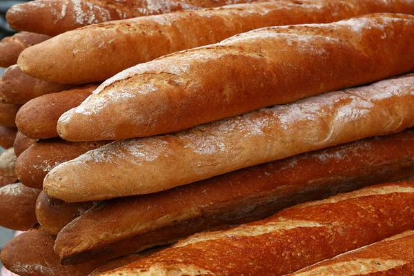 パン屋の小売ディスプレイ上のいくつかの新鮮なフランスのバゲットパンを閉じます 高角度ビュー — ストック写真