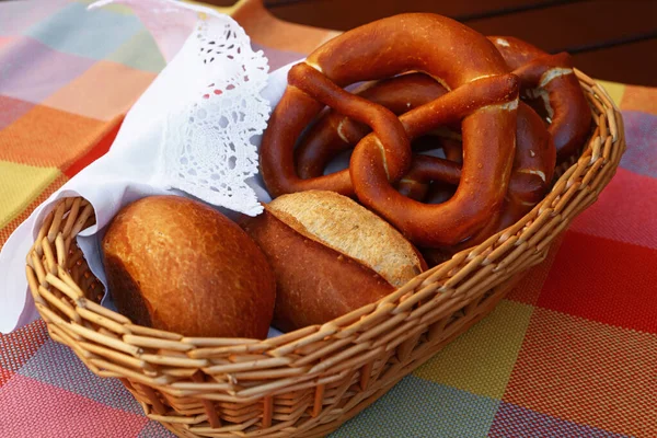 Feche Vários Nós Pão Pretzel Alemães Tradicionais Pães Frescos Cesta — Fotografia de Stock