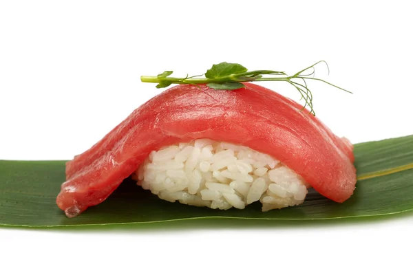 Zamknij Jeden Nigiri Sushi Tuńczyka Serwowane Świeże Zielone Liści Banana — Zdjęcie stockowe