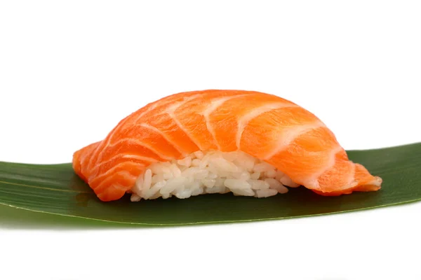 Close Een Nigiri Sushi Met Zalm Geserveerd Verse Groene Banaan — Stockfoto