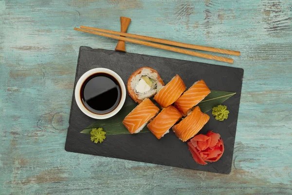 Set Primo Piano Sei Involtini Sushi Philadelphia Con Salmone Crudo — Foto Stock