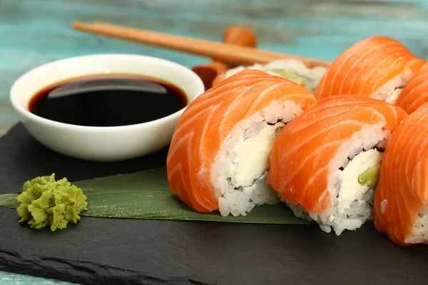 Close Conjunto Seis Rolos Sushi Filadélfia Com Salmão Cru Servido — Fotografia de Stock