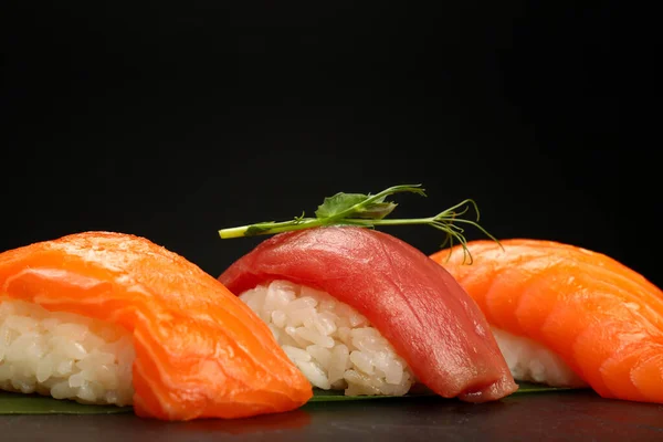 Sluiten Drie Nigiri Sushi Met Zalm Tonijn Geserveerd Verse Groene — Stockfoto