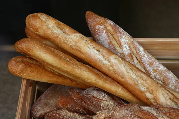 Закрыть Несколько Свежих Булочек Французским Багетом Витрине Пекарни Вид Высоким — стоковое фото