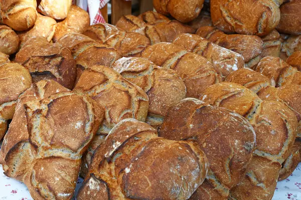 パン屋の小売ディスプレイ上の新鮮なパンの愛の選択を閉じます 高角度ビュー — ストック写真