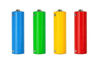 Dört boş alkali AA bataryasını kapat, sarı, yeşil, mavi, kırmızı, kopya alanı beyaz arkaplanda izole edilmiş.