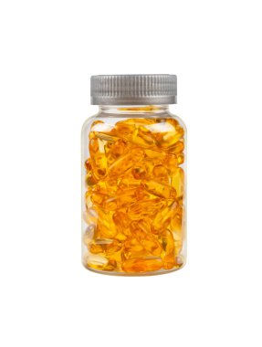 Bir şişe sarı Omega 3 vitamini ve beyaz arka planda izole edilmiş balık yağlı kapak haplarını kapatın.