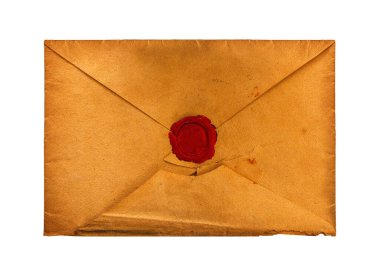 Eski püskü, yıpranmış kahverengi kağıt boş posta zarfını kapatın. İçinde retro stil kırmızı balmumu mühür var. Üst manzarası tam üstte.