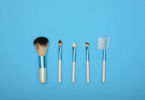 Närbild Uppsättning Olika Naturliga Ansikte Makeup Borstar Över Blå Bakgrund — Stockfoto