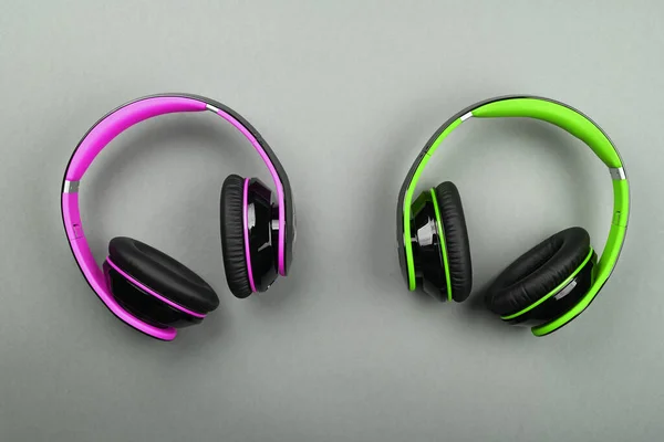 Cerca Modernos Auriculares Inalámbricos Plástico Rosa Verde Con Grandes Cojines — Foto de Stock