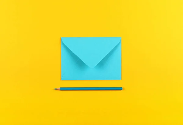Een Gesloten Blanco Pastelblauwe Papieren Enveloppe Houten Potlood Levendige Gele — Stockfoto