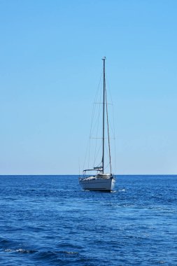 Sakin deniz manzaralı sakin deniz manzaralı dalgalar ve dalgalar açık mavi gökyüzü altında yelken yatı, yüksek açı manzaralı