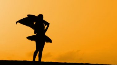 Sunset bulvarında bir kumsalda dans siluet