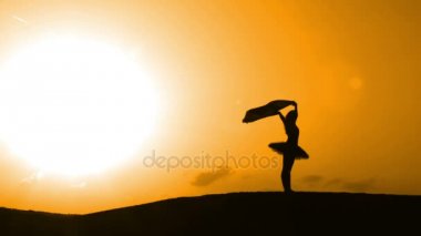 Sunset bulvarında bir kumsalda dans siluet