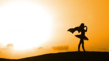 Sunset bulvarında bir kumsalda dans siluet