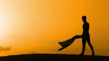 Sunset bulvarında bir kumsalda dans siluet