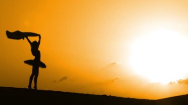 Sunset bulvarında bir kumsalda dans siluet